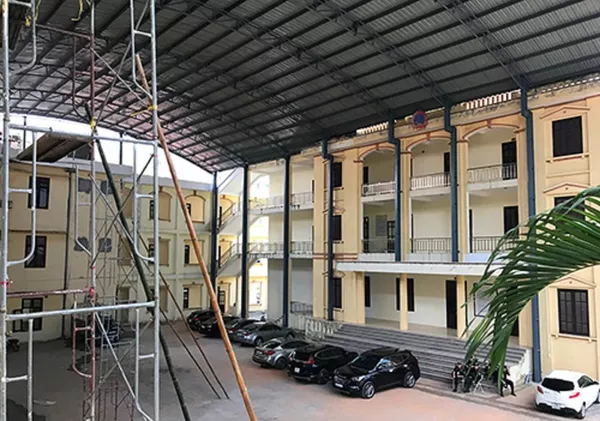 Khoảng sân được lợp mái tôn tại TAND Phú Thọ vào chiều 22/10 Khoảng sân được lợp mái tôn tại TAND Phú Thọ vào chiều 22/10 - Sputnik Việt Nam