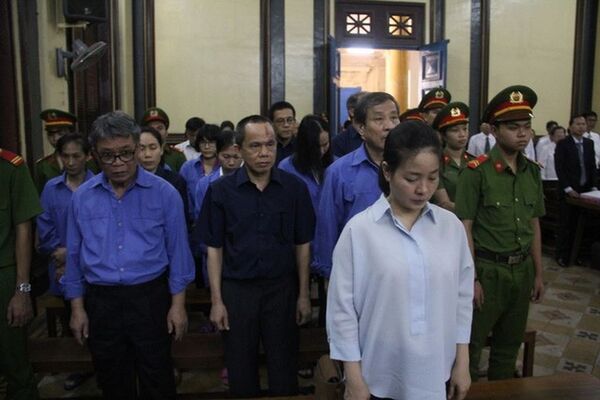 TPHCM xử phúc thẩm vụ bà Hứa Thị Phấn (nguyên cố vấn cao cấp HĐQT Ngân hàng TMCP Đại Tín - TrustBank, VNCB nay là CB) nguyên Chủ tịch HĐQT Công ty cổ phần đầu tư phát triển Phú Mỹ, trong vụ án “Lạm dụng tín nhiệm chiếm đoạt tài sản”, “Cố ý làm trái quy định của Nhà nước về quản lý kinh tế gây hậu quả nghiêm trọng”. TPHCM xử phúc thẩm vụ bà Hứa Thị Phấn (nguyên cố vấn cao cấp HĐQT Ngân hàng TMCP Đại Tín - TrustBank, VNCB nay là CB) nguyên Chủ tịch HĐQT Công ty cổ phần đầu tư phát triển Phú Mỹ, trong vụ án “Lạm dụng tín nhiệm chiếm đoạt tài sản”, “Cố ý làm trái quy định của Nhà nước về quản lý kinh tế gây hậu quả nghiêm trọng”. - Sputnik Việt Nam