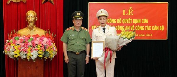 Thứ trưởng Nguyễn Văn Thành trao Quyết định điều động cán bộ của Bộ trưởng Bộ Công an cho Đại tá Đỗ Văn Hoành. - Sputnik Việt Nam