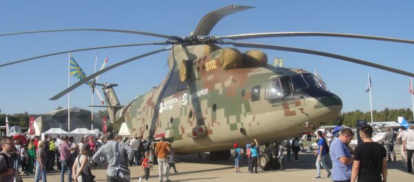 Máy bay trực thăng vận tải quân sự khổng lồ Mi-26T2V tại căn cứ không quân “Kubinka” ngoại ô Matxcơva. - Sputnik Việt Nam