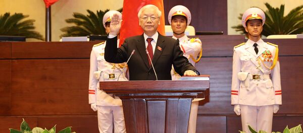 Tổng Bí thư Nguyễn Phú Trọng, Chủ tịch nước CHXHCN Việt Nam nhiệm kỳ 2016-2021 thực hiện nghi thức tuyên thệ nhậm chức trước Quốc hội, đồng bào và cử tri cả nước. - Sputnik Việt Nam