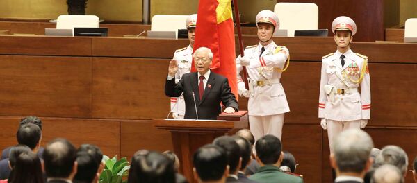 Tổng Bí thư Nguyễn Phú Trọng, Chủ tịch nước CHXHCN Việt Nam nhiệm kỳ 2016-2021 thực hiện nghi thức tuyên thệ nhậm chức trước Quốc hội, đồng bào và cử tri cả nước. - Sputnik Việt Nam