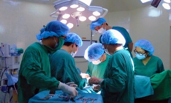Các bác sĩ tiến hành phẫu thuật chữa trị cho ca gãy “súng” hi hữu tại Đồng Nai Các bác sĩ tiến hành phẫu thuật chữa trị cho ca gãy “súng” hi hữu tại Đồng Nai - Sputnik Việt Nam