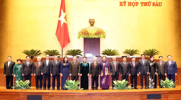 Tổng Bí thư, Chủ tịch nước Nguyễn Phú Trọng chụp ảnh chung với Chủ tịch Quốc hội Nguyễn Thị Kim Ngân và Ủy ban Thường vụ Quốc hội.  - Sputnik Việt Nam