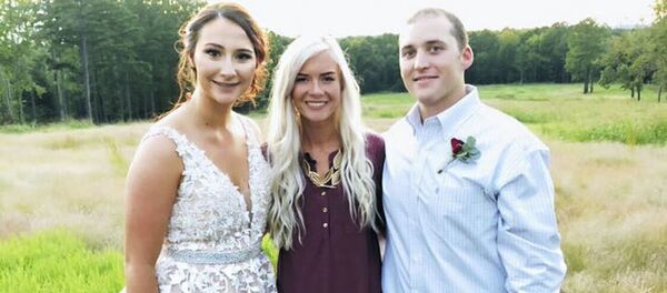 Колби Сандерс и пара, которой она подарила свою свадебную церемонию Колби Сандерс и пара, которой она подарила свою свадебную церемонию - Sputnik Việt Nam