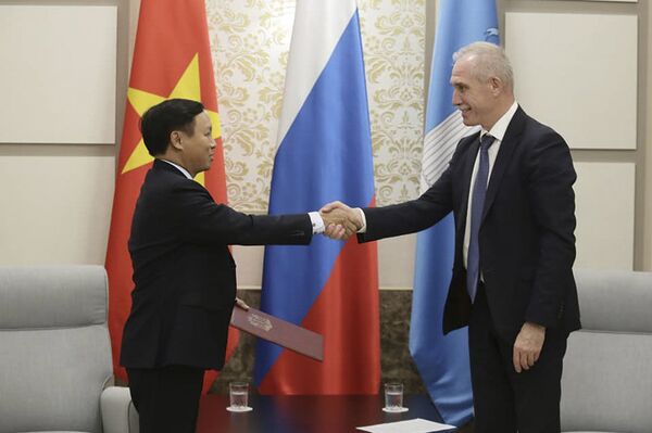 Ngô Đức Mạnh và Sergey Morozov Ngô Đức Mạnh và Sergey Morozov - Sputnik Việt Nam