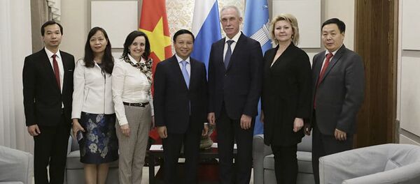 Посол Социалистической Республики Вьетнам в России Нго Дык Мань на встрече с губернатором Ульяновской области Сергеем Морозовым - Sputnik Việt Nam