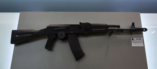 Tiểu liên AK-74 trên giá trưng bày của tập đoàn Kalashnikov, khai trương tại sân bay Sheremetyevo - Sputnik Việt Nam