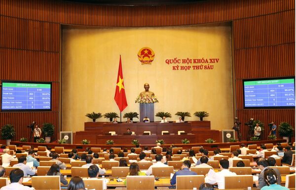 Quốc hội biểu quyết thông qua Nghị quyết xác nhận kết quả lấy phiếu tín nhiệm đối với 48 chức danh được Quốc hội bầu hoặc phê chuẩn với 100% đại biểu đồng ý (464/464).  - Sputnik Việt Nam