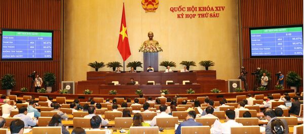 Quốc hội biểu quyết thông qua Nghị quyết xác nhận kết quả lấy phiếu tín nhiệm đối với 48 chức danh được Quốc hội bầu hoặc phê chuẩn với 100% đại biểu đồng ý (464/464). - Sputnik Việt Nam