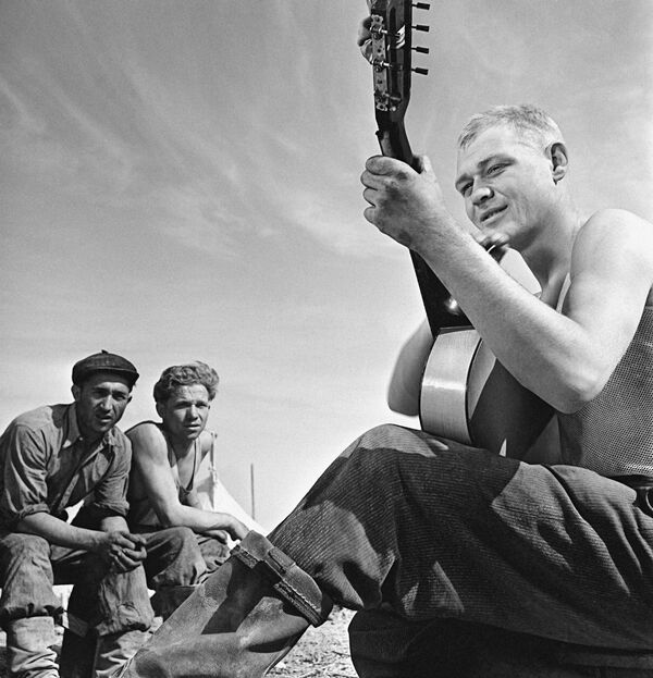 Bài hát với cây đàn guitar trên đất nguyên sinh trong giờ ăn trưa, 1959 - Sputnik Việt Nam