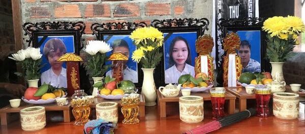 Di ảnh của gia đình anh Thành được người thân lập vội Di ảnh của gia đình anh Thành được người thân lập vội - Sputnik Việt Nam