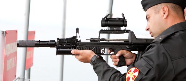 Một quân nhân tiến hànhthử nghiệm dưới nước nguyên mẫu vũ khí đặc biệt dành cho thợ lặn - súng ADS(súng trường tấn công nhiều môi trường). - Sputnik Việt Nam