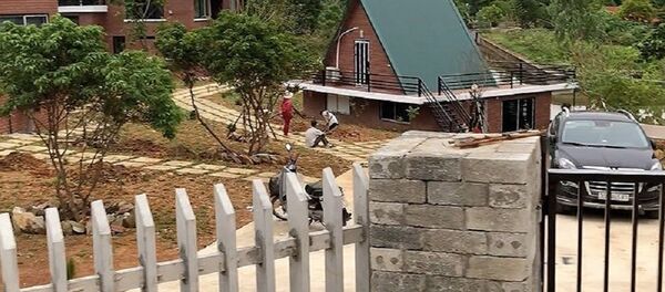 Những căn biệt thự, khu nghỉ dưỡng đang được hoàn thiện tại thôn Lâm Trường, xã Minh Phú, huyện Sóc Sơn Những căn biệt thự, khu nghỉ dưỡng đang được hoàn thiện tại thôn Lâm Trường, xã Minh Phú, huyện Sóc Sơn - Sputnik Việt Nam