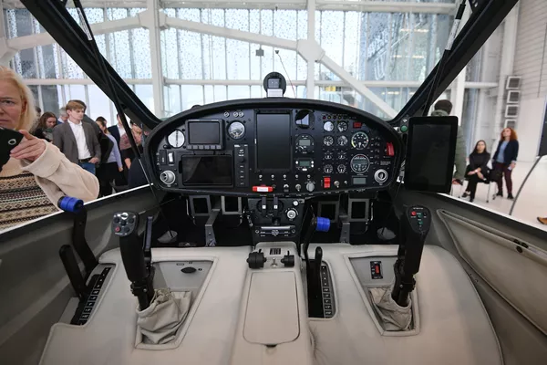 Buồng lái của máy bay điện-phòng thí nghiệm “Albatros” dành cho chuyến bay thẳng vòng quanh thế giới do tập đoàn ROTEK chế tạo. Buồng lái của máy bay điện-phòng thí nghiệm “Albatros” dành cho chuyến bay thẳng vòng quanh thế giới do tập đoàn ROTEK chế tạo. - Sputnik Việt Nam