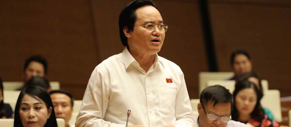 Bộ trưởng Bộ Giáo dục và Đào tạo Phùng Xuân Nhạ giải trình làm rõ vấn đề đại biểu nêu. - Sputnik Việt Nam