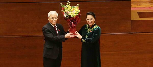 Chủ tịch Quốc hội Nguyễn Thị Kim Ngân tặng hoa chúc mừng Tổng Bí thư Nguyễn Phú Trọng giữ chức Chủ tịch nước Cộng hòa xã hội chủ nghĩa Việt Nam. Chủ tịch Quốc hội Nguyễn Thị Kim Ngân tặng hoa chúc mừng Tổng Bí thư Nguyễn Phú Trọng giữ chức Chủ tịch nước Cộng hòa xã hội chủ nghĩa Việt Nam. - Sputnik Việt Nam