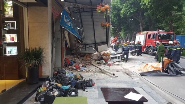 các chiến sĩ cứu nạn đang đào bới bên trong hiện trường - Sputnik Việt Nam