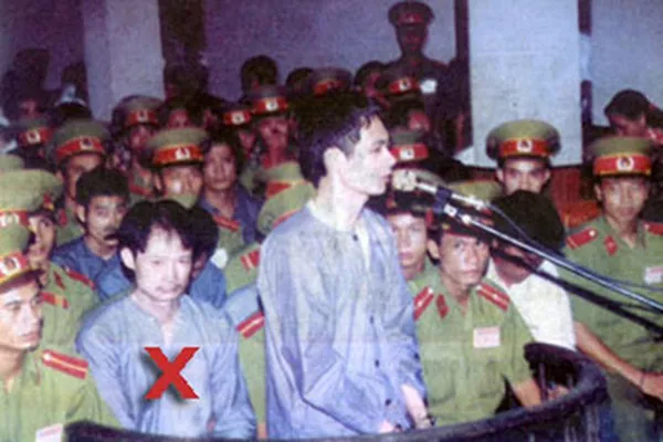 Khánh trắng (đánh dấu X) và đồng bọn tại phiên toà vào tháng 9/1997 Khánh trắng (đánh dấu X) và đồng bọn tại phiên toà vào tháng 9/1997 - Sputnik Việt Nam