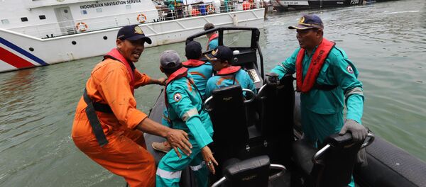 Các nhân viên cứu hộ chuẩn bị tìm kiếm những người sống sót sau vụ tai nạn máy bay JT610 của Lion Air tại Indonesia - Sputnik Việt Nam