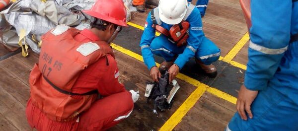 Các mảnh vỡ của máy bay của hãng hàng không Lion Air JT610 rơi xuống biển - Sputnik Việt Nam