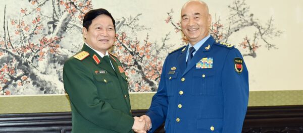 Đại tướng Ngô Xuân Lịch, Ủy viên Bộ Chính trị, Phó Bí thư Quân ủy Trung ương, Bộ trưởng Bộ Quốc phòng hội kiến với Thượng tướng Hứa Kỳ Lượng, Ủy viên Bộ Chính trị, Phó Chủ tịch Quân ủy Trung ương Trung Quốc. - Sputnik Việt Nam