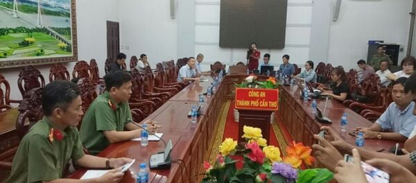 Thượng tá Trần Văn Dương (bên trái), Trưởng phòng Tham mưu Công an TP Cần Thơ, thông tin tại buổi họp báo. Thượng tá Trần Văn Dương (bên trái), Trưởng phòng Tham mưu Công an TP Cần Thơ, thông tin tại buổi họp báo. - Sputnik Việt Nam