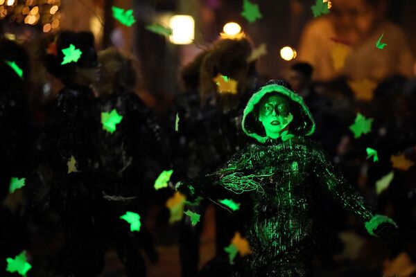 Những người tham gia cuộc diễu hành Halloween «Macnas» ở Ireland - Sputnik Việt Nam