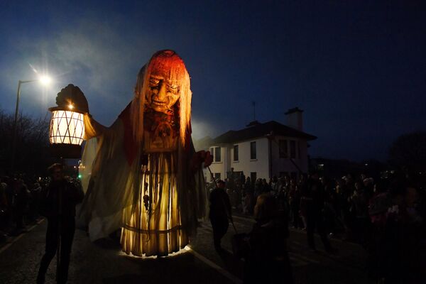 Những người tham gia cuộc diễu hành Halloween «Macnas» ở Ireland - Sputnik Việt Nam