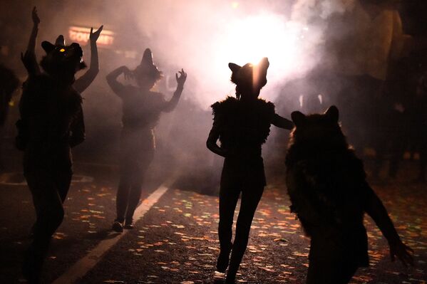 Những người tham gia cuộc diễu hành Halloween «Macnas» ở Ireland - Sputnik Việt Nam