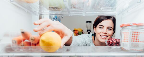 Cô gái lấy một quả chanh từ tủ lạnh Cô gái lấy một quả chanh từ tủ lạnh - Sputnik Việt Nam