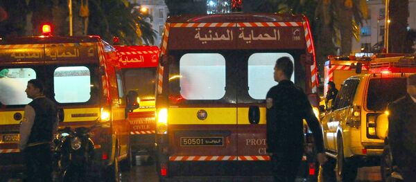 Полиция и машины скорой помощи на месте взрыва в Тунисе - Sputnik Việt Nam
