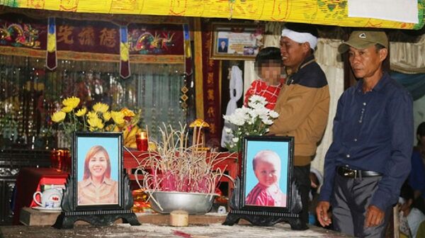 Anh Thành ôm con gái vào lòng đứng bên di ảnh người vợ và con trai liên tục gào khóc Anh Thành ôm con gái vào lòng đứng bên di ảnh người vợ và con trai liên tục gào khóc - Sputnik Việt Nam