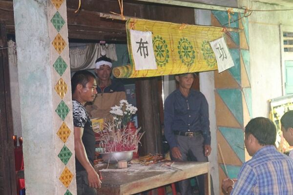 Người dân địa phương đến thắp hương cho hai mẹ con chị Châu Người dân địa phương đến thắp hương cho hai mẹ con chị Châu - Sputnik Việt Nam