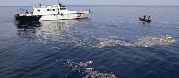 Lực lượng cứu hộ tại hiện trường tai nạn máy bay chở khách Boeing 737 của hãng hàng không Lion Air ngoài khơi bờ biển phía Tây đảo Java - Sputnik Việt Nam