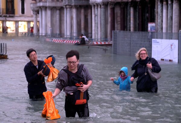 Người dân ở Quảng trường St. Mark bị ngập lụt ở Venice - Sputnik Việt Nam