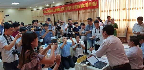 Ông Đỗ Hoàng Trung trong vòng vây phóng viên báo chí sáng 30-10 Ông Đỗ Hoàng Trung trong vòng vây phóng viên báo chí sáng 30-10 - Sputnik Việt Nam