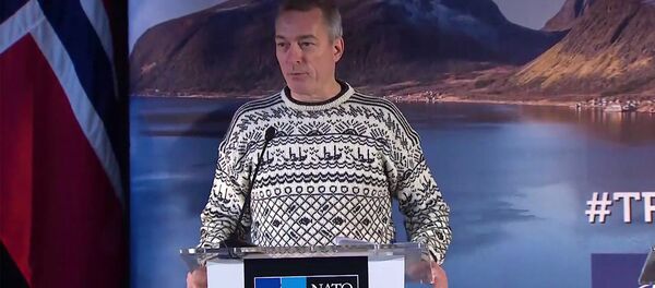 Bộ trưởng Quốc phòng Na Uy xuất hiện tại cuộc họp báo với chiếc áo len in hình cá - Sputnik Việt Nam