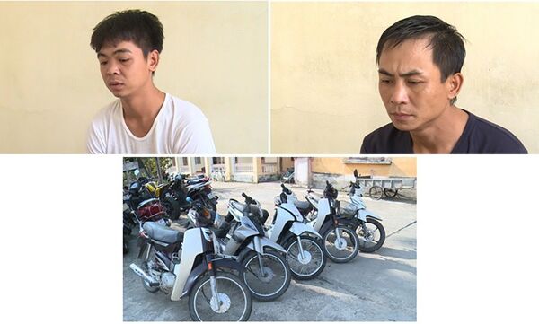 2 đối tượng Phạm Quốc Trị (trái) và Đỗ Mạnh Tường (phải) cùng các tang vật vụ án.  - Sputnik Việt Nam