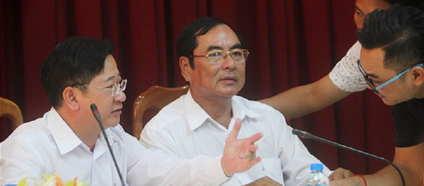 Ông Trần Việt Trường (bìa trái) trao đổi với các phóng viên sau buổi giao ban báo chí ngày 30-10 - Sputnik Việt Nam