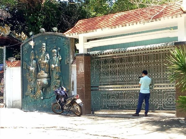 Cánh cổng đóng kín ở biệt phủ trái phép của đại gia vàng Ngô Văn Quang Cánh cổng đóng kín ở biệt phủ trái phép của đại gia vàng Ngô Văn Quang - Sputnik Việt Nam