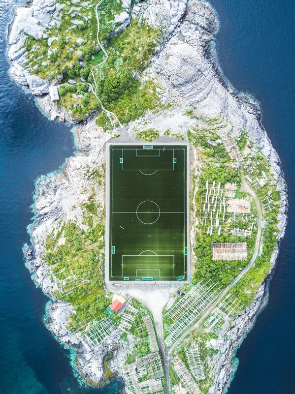 Bức ảnh Henningsvær Football Field (Sân bóng đá Henningsvær) của nhiếp ảnh gia Misha De-Stroyev, giải nhì trong hạng mục “Kiến trúc và không gian đô thị”,  cuộc thi SIPA Contest Photographer of the Year 2018 - Sputnik Việt Nam