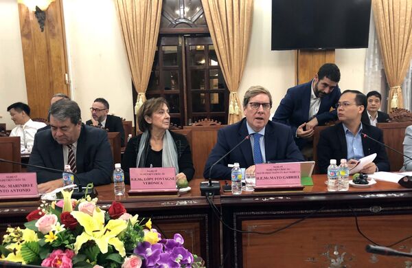 Nghị sỹ Mato Gabriel - Người phát ngôn Ủy ban Nghề cá dẫn đầu Đoàn Ủy ban Nghề cá của Nghị viện châu Âu làm việc với UBND tỉnh Bình Định.  - Sputnik Việt Nam