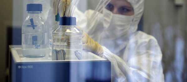 Сотрудница лаборатории ГУ НИИ эпидемиологии и микробиологии имени Н.Ф. Гамалеи, где российские ученые разработали вакцину против лихорадки Эбола Сотрудница лаборатории ГУ НИИ эпидемиологии и микробиологии имени Н.Ф. Гамалеи, где российские ученые разработали вакцину против лихорадки Эбола - Sputnik Việt Nam