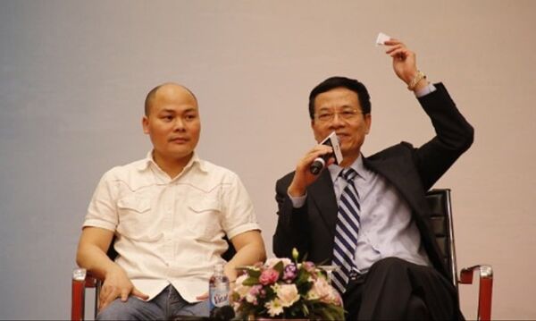 Bộ trưởng Bộ Thông tin và Truyền thông Nguyễn Mạnh Hùng (phải) và ông Nguyễn Tử Quảng, CEO Bkav, trong lễ bế mạc cuộc thi. - Sputnik Việt Nam