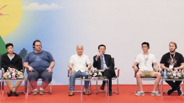 Theo Bộ trưởng Nguyễn Mạnh Hùng, trong một thế giới ảo, chúng ta cần bám lấy cái bất biến, đó là khát vọng xây dựng một thế giới tốt đẹp hơn. - Sputnik Việt Nam