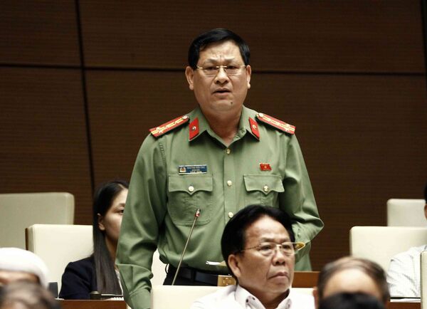 Đại biểu Quốc hội tỉnh Nghệ An Nguyễn Hữu Cầu tranh luận về một số vấn đề mà Đại biểu Quốc hội Lưu Bình Nhưỡng nêu. Đại biểu Quốc hội tỉnh Nghệ An Nguyễn Hữu Cầu tranh luận về một số vấn đề mà Đại biểu Quốc hội Lưu Bình Nhưỡng nêu. - Sputnik Việt Nam