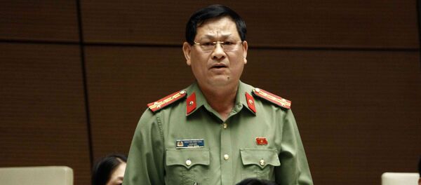 Đại biểu Quốc hội tỉnh Nghệ An Nguyễn Hữu Cầu tranh luận về một số vấn đề mà Đại biểu Quốc hội Lưu Bình Nhưỡng nêu. - Sputnik Việt Nam