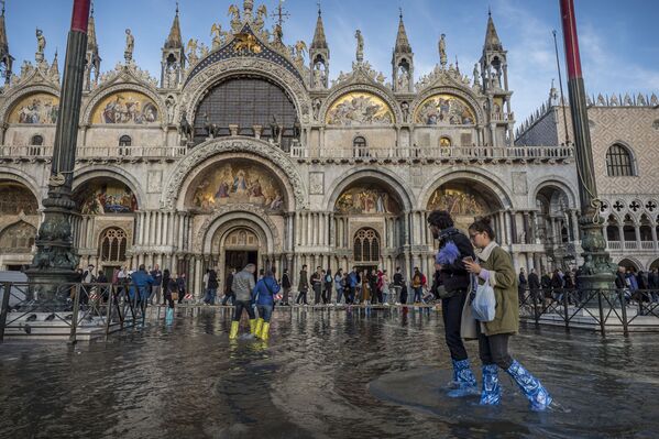 Người đi trên Quảng trường St. Mark bị ngập lụt ở Venice - Sputnik Việt Nam