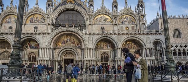 Người đi trên Quảng trường St. Mark bị ngập lụt ở Venice - Sputnik Việt Nam